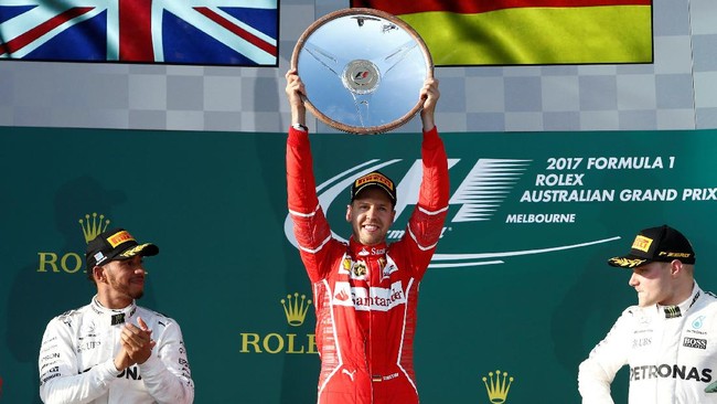 Sebastian Vettel bakal start terdepan di GP Singapura sedangkan Lewis Hamilton harus start dari posisi kelima di GP Singapura.