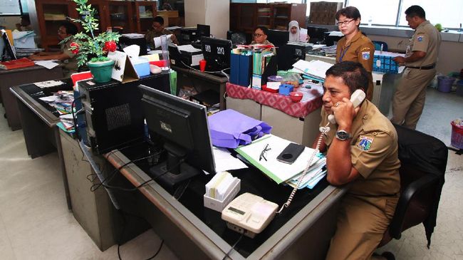Anies Beri Sanksi Ribuan PNS DKI yang Bolos Usai Tahun Baru Badan Kepegawaian Daerah (BKD) Provinsi DKI Jakarta merilis ada 1.441 orang PNS di lingkungan Pemprov DKI Jakarta yang membolo usai libur tahun baru 2019.