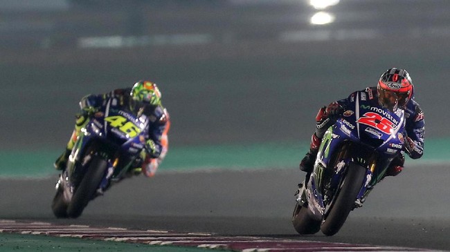 Jorge Lorenzo memberikan hadiah berupa kedatangan Maverick Vinales untuk Yamaha. Hadiah bagus itu juga bisa menjelma jadi bom waktu untuk tim tersebut.