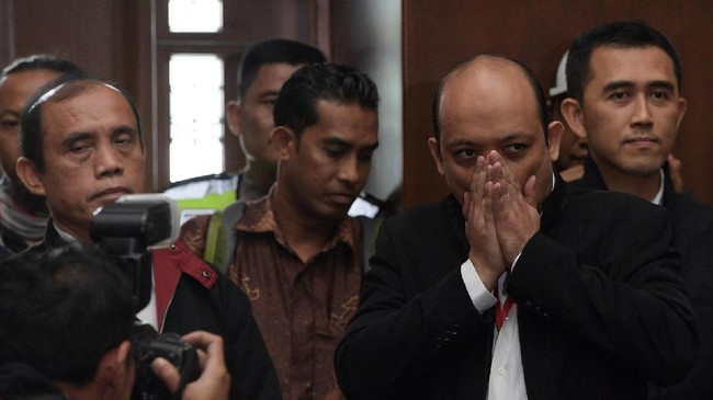 Usai salat subuh di masjid dekat kediamannya, Novel Baswedan disiram air keras oleh orang tak dikenal.