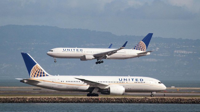 Seorang penumpang diseret dari kursinya di pesawat United Airlines lantaran pesawat tersebut telah kelebihan penumpang. Netizen pun bereaksi dan mengecamnya.