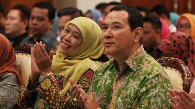 Menteri Sosial Khofifah Indar Parawansa salah masuk mobil dinas saat ditanya seputar kabar majunya ia di Pilkada Jawa Timur tahun depan.