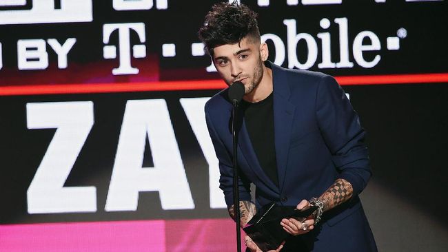 Empat personel One Direction sedang berusaha mengosongkan jadwal sehingga mereka bisa tampil bersama untuk konser amal di London.