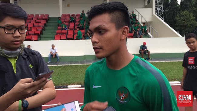 Bek Rachmat Irianto mengaku tidak kesulitan menerima materi latihan, tapi masih malu-malu berlatih bersama pelatih Timnas Indonesia, Luis Milla.