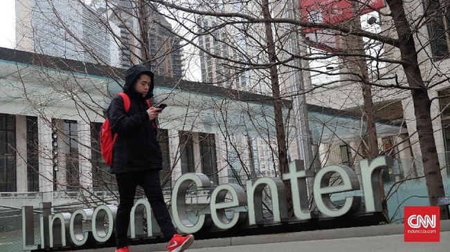 Lincoln Center, di New York City, biasa menjadi tempat pertunjukan seni musik kelas tinggi sekaligus untuk meneropong bintang. Awal yang baik untuk Galaxy S8?