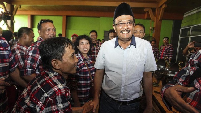 Djarot menilai Sandiaga seharusnya taat hukum memenuhi panggilan polisi tanpa harus meminta keringanan menunda kasus hingga Pilkada DKI usai.