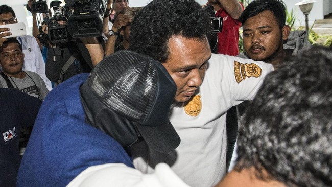 Penyanyi Ridho Rhoma dibekuk karena menggunakan sabu-sabu dan akan mengajukan permohonan rehabilitasi. Hal ini sering dipakai para selebriti sebelumnya.