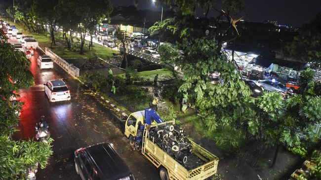 Hujan mulai turun meski menurut BMKG Jakarta belum sepenuhnya masuk musim hujan. Puncak hujan diperkirakan datang pada Januari dan Februari 2019.