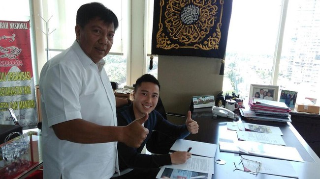 Arthur Irawan merupakan perekrutan ketiga Persija Jakarta sejak kedatangan I Gede Widiade, setelah Muhammad Hargianto dan Luiz Junior.