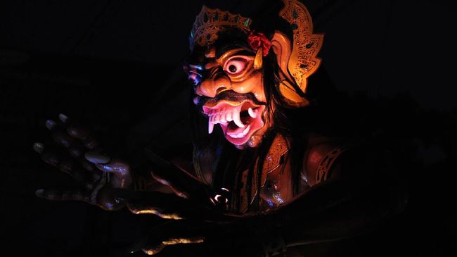 Dari hitung-hitungan sederhana saja jumlah wisatawan mancanegara yang datang sudah dua kali lipat dari jumlah penduduk Bali.