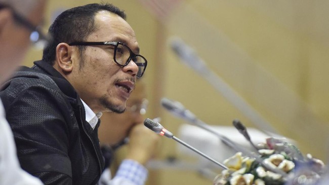 Menteri Ketenagakerjaan Hanif Dhakiri berjanji akan mengevaluasi kebijakan libur pekerja pada pilkada kemarin karena dianggap memberatkan.