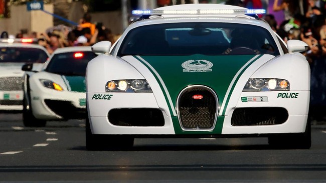 Patroli kepolisian Dubai kini tercatat sebagai patroli polisi tercepat di dunia. Mereka berpatroli menggunakan supercar Bugatti Veyron 1000 hp.