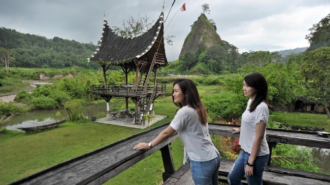 Pariwisata bisa jadi salah satu sumber pertumbuhan ekonomi baru di Sumatera Barat. Sayang sektor ini belum didukung iklim investasi dan infrastruktur memadai.