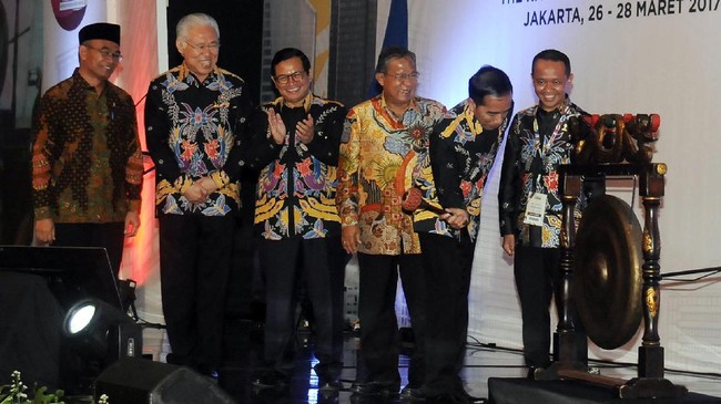 Untuk gula pasir dijual Rp12.500 per kilogram. Sementara, minyak goreng curah dalam kemasan Rp11.000 per liter dan daging beku maksimal Rp80.000 per kg.