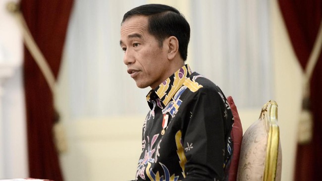 Presiden Joko Widodo mempertanyakan siapa yang benar-benar menikmati pertumbuhan ekonomi di Indonesia yang tumbuh 5,02 persen pada tahun lalu. 