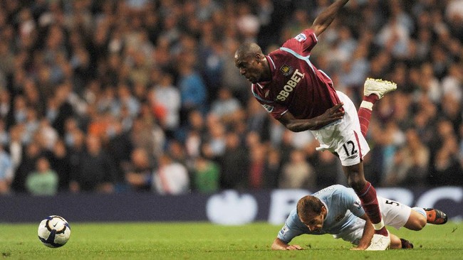 Carlton Cole memulai karier bersama Chelsea dan meroket ketika berseragam West Ham United. Cole pernah memperkuat timnas Inggris asuhan Fabio Capello.