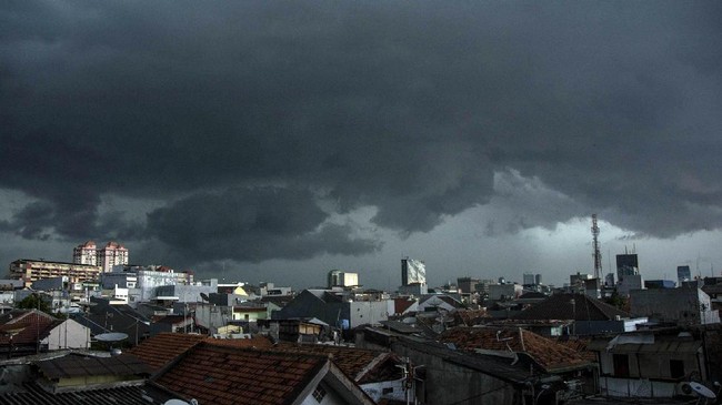 BMKG juga mewanti-wanti hujan disertai petir dan angin kencang di Jakarta Timur serta Selatan di malam tahun baru.