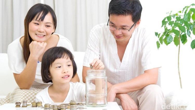 Walau masih kecil, bukan berarti anak nggak bisa diajarkan konsep-konsep keuangan, Bun.