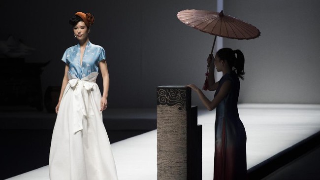 Mengintip Belakang Panggung China Fashion Week