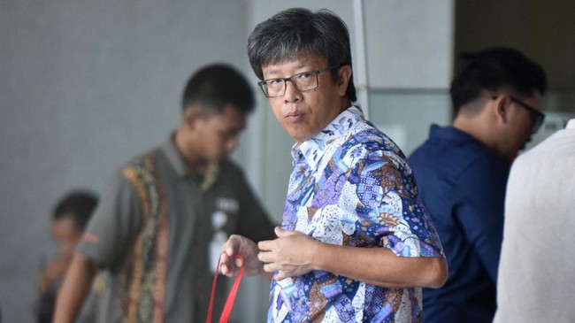 KPK juga memanggil Ketua DPRD Sumbar dan mantan Wakil Bendahara Partai Demokrat Mirwan Amir untuk diperiksa sebagai saksi bagi Anang Sugiana Sudiharjo. 