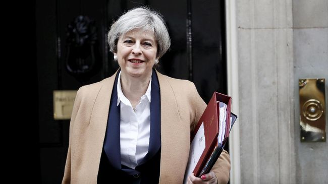 Analisa busana Perdana Menteri Inggris Theresa May mengungkap kegemaran wanita ini untuk memilih tampilan yang kuat.