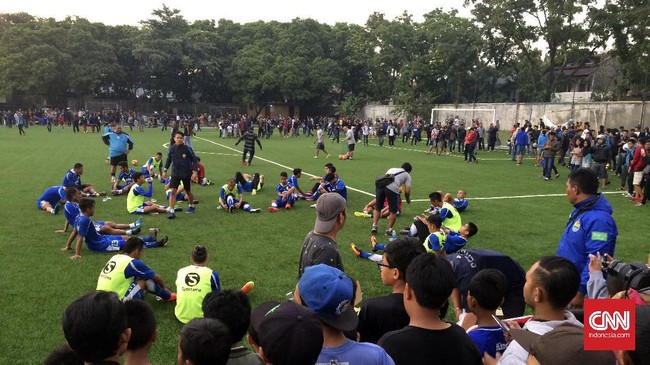 Zulkarnain sudah 15 tahun menjadi kitman Persib. Berkat pengabdiannya itu bersama Maung Bandung, ia bisa menguliahkan anak hingga S2.