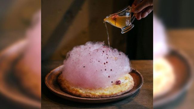 Tokyo punya menu khusus untuk menyambut mekarnya bunga sakura, salah satunya pizza gulali dengan taburan bunga sakura dan saus madu jahe.
