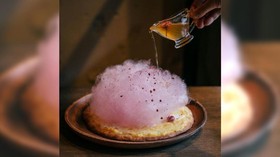 Menikmati Taburan Kelopak Sakura dalam Sepiring Pizza Gulali