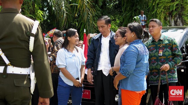 "Boleh peluk sekali lagi, Pak?" ujar seorang penjual obat herbal sambil mendekat ke Jokowi. Anggota Paspampres langsung bergegas menghadangnya.