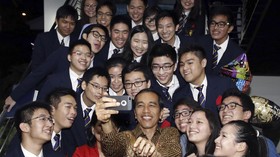 Dilarang KPU, Jokowi Ganti Hadiah Sepeda dengan Foto Bersama