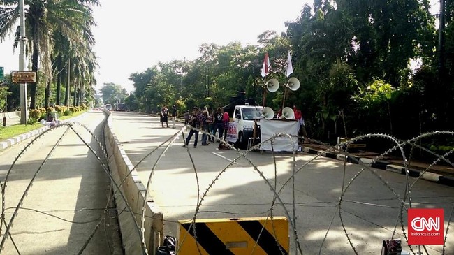 Di luar gedung sidang, tak terlihat massa dari kelompok penentang Ahok. Sedangkan massa pendukung Ahok datang dengan membawa satu mobil komando.