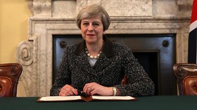 PM Theresa May Tandatangani 'Surat Cerai' Brexit