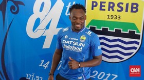 Persib Larang Bobotoh Swafoto Bersama Essien