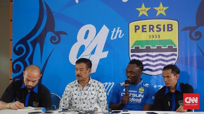 Mantan pemain Chelsea, Michael Essien, batal menjalankan latihan perdana bersama skuat Persib Bandung di Lapangan Lodaya, Rabu (29/3) sore.