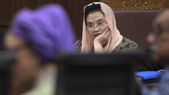 Terdakwa kasus dugaan korupsi pengadaan alat kesehatan tahun 2005 Siti Fadilah Supari (kanan) menjalani sidang lanjutan di Pengadilan Tipikor, Jakarta, Rabu (29/3). Sidang mantan Menteri Kesehatan tersebut beragenda mendengarkan keterangan saksi. ANTARA FOTO/Sigid Kurniawan/pras/17.