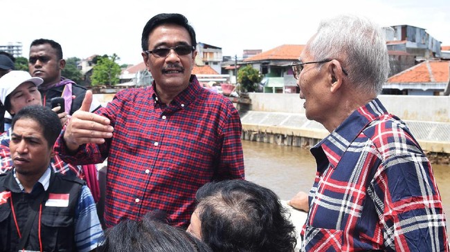 Ucapan Anies soal 300 lokasi yang akan digusur, menurut Djarot, harus diklarifikasi yang bersangkutan karena bersifat menakut-nakuti warga Jakarta.