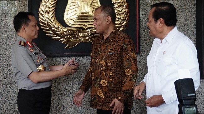 Baik kordinator MAKI, juga Koalisi Masyarakat Sipil, menilai pimpinan KPK dan Polri harus bertemu membahas konsekuensi pengrusakan barang bukti.