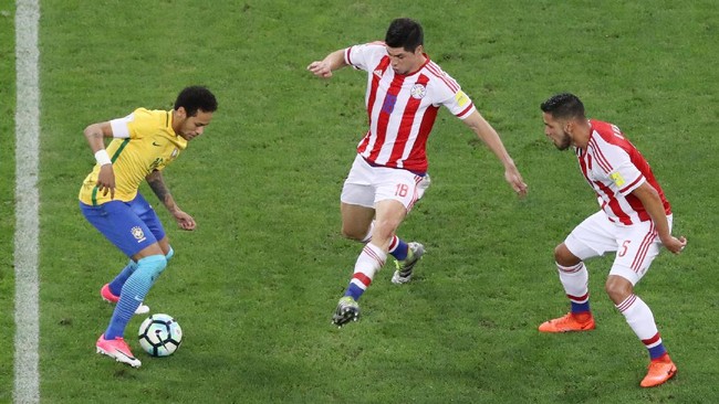 Pelatih timnas Brasil, Tite, membiarkan Neymar dikepung ketat bek-bek Paraguay sehingga pemain-pemain lain sepeti Philippe Coutinho dan Paulinho mendapat ruang.