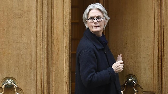 Penelope Fillon resmi dituntut atas dugaan penggelapan dan penyalahgunaan dana publik yang diperburuk oleh penipuan.