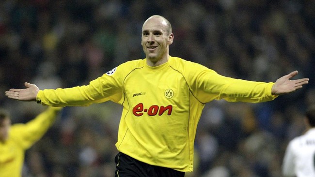 Jan Koller identik dengan tubuh raksasa miliknya. Padahal Jan Koller juga layak dikenang lewat ketajamannya di depan gawang lawan.