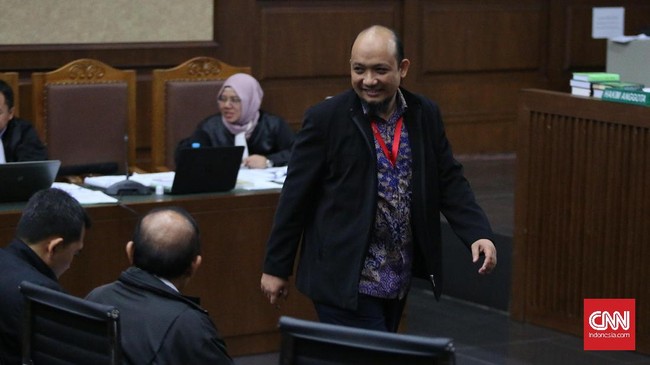 Layanan mikroblogging Twitter hari ini diramaikan oleh beragam reaksi terkait inseidan penyiraman air keras yang menimpa penyidik KPK NovelBaswedan.