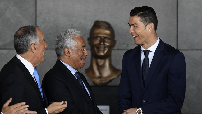 Otoritas Kota Funchal resmi menyisipkan nama Cristiano Ronaldo di Bandara Madeira. Meski sangat tersanjung, Ronaldo mengatakan tak pernah meminta hal itu.