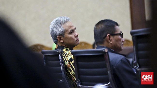Ganjar Pranowo menyebut seluruh anggota Komisi II DPR periode 2009-2014 sepakat agar pembiayaan proyek e-KTP tidak berasal dari pinjaman luar negeri.