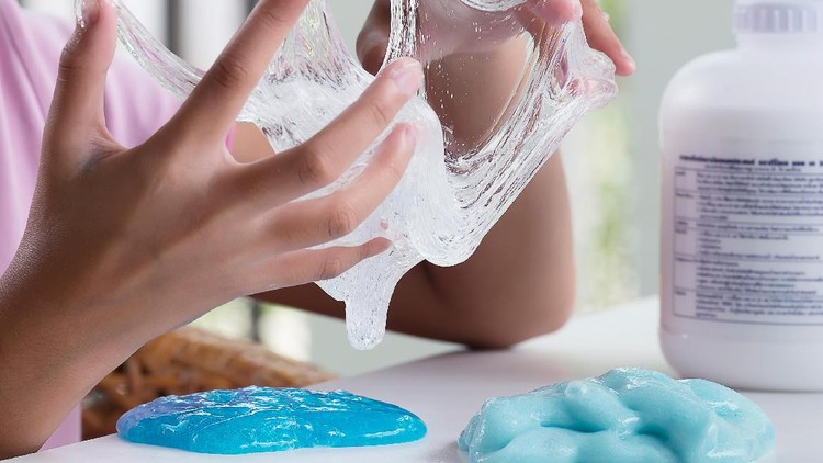 Bocah ini mencoba bikin slime sendiri di rumah. Tapi siapa sangka kulitnya justru melepuh.