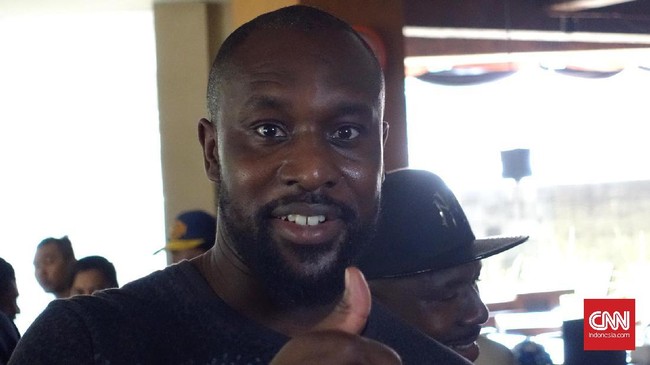 Carlton Cole diperkenalkan sebagai pemain baru Persib Bandung di Graha Persib, Kamis (30/3) pagi. Sosok Michael Essien berperan penting dalam kedatangan Cole.