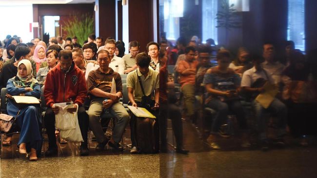 SPT Tahunan Wajib pajak mengantre sebelum dipanggil menuju bilik tax amnesty di Kantor Pusat Ditjen Pajak, Jakarta, Rabu (29/3). Berdasarkan data pertanggal 29 Maret 2017 pukul 07.30 WIB, hasil sementara jumlah penerimaan tax amnesty berdasarkan Surat Setoran Pajak (SSP) sebesar Rp123,64 triliun dan jumlah harta deklarasi berdasarkan Surat Pernyataan Harta (SPH) sebesar Rp4.669 triliun. ANTARA FOTO/Akbar Nugroho Gumay/aww/17.