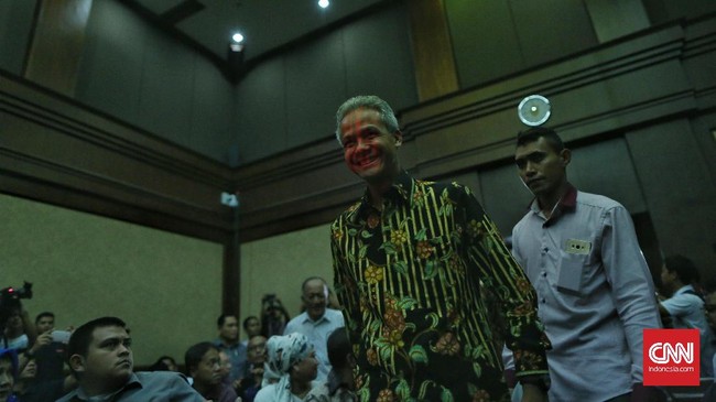 Pada persidangan sebelumnya, Ganjar Pranowo absen karena mengikuti kegiatan kenegaraan. Hari ini dia dijadwalkan hadir sebagai saksi Andi Narogong.
