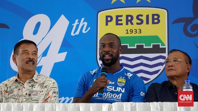Carlton Cole memotong ucapan pembawa acara yang ingin menutup konferensi pers. Penyerang anyar Persib Bandung itu kemudian berbicara bahasa Sunda.