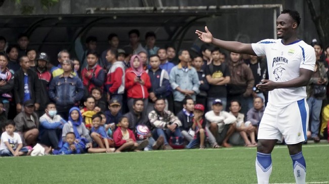 Gelandang marquee Persib, Michael Essien, menyampaikan rasa simpatinya kepada Carlton Cole yang terancam didepak dari Maung Bandung.