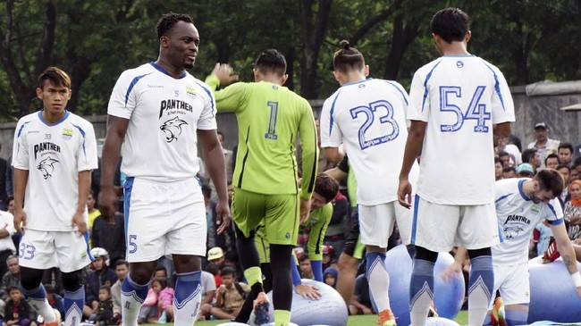 Michael Essien menunjukkan progres di sesi latihan kedua bersama Persib Bandung. Mantan pemain Chelsea itu dianggap mulai menikmati latihan bersama rekannya.
